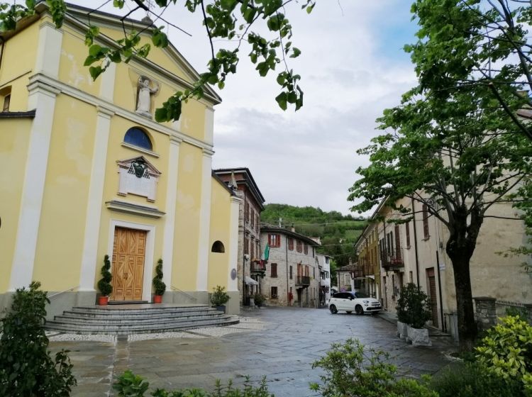 Casale in vendita, via V. Veneto  14, Pecorara, Alta Val Tidone