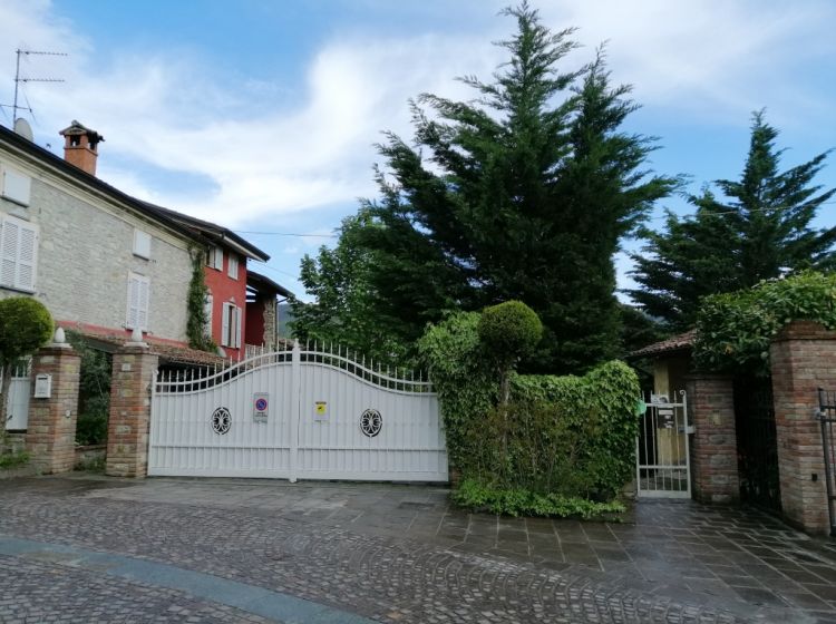 Casale in vendita, via V. Veneto  14, Pecorara, Alta Val Tidone