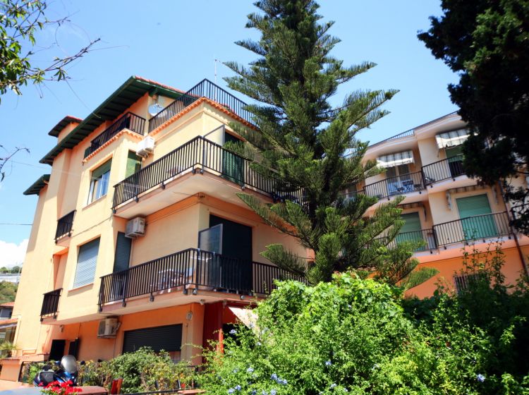 Albergo in vendita, via dei Bagni 1, Bordighera