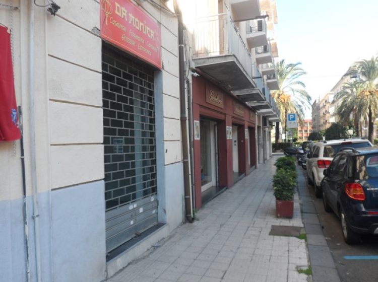 Negozio in affitto, via Luciano Manara 62, Centro, Messina