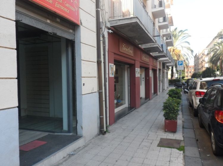 Negozio in affitto, via Luciano Manara  62, Centro, Messina