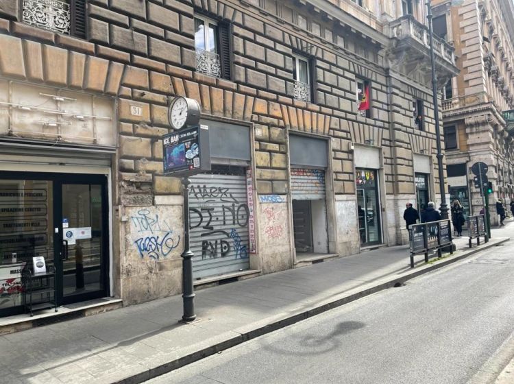 Negozio, via Arenula 32/33, Centro Storico, Roma