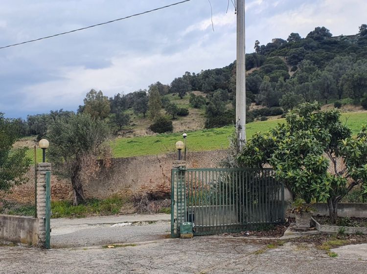 Stabile o palazzo in vendita, Strada Statale 107 Silana Crotonese, Apriglianello, Crotone