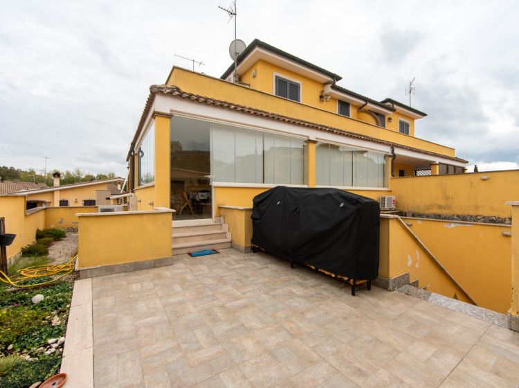 Villa in vendita, via delle Ortensie 3, Pomezia