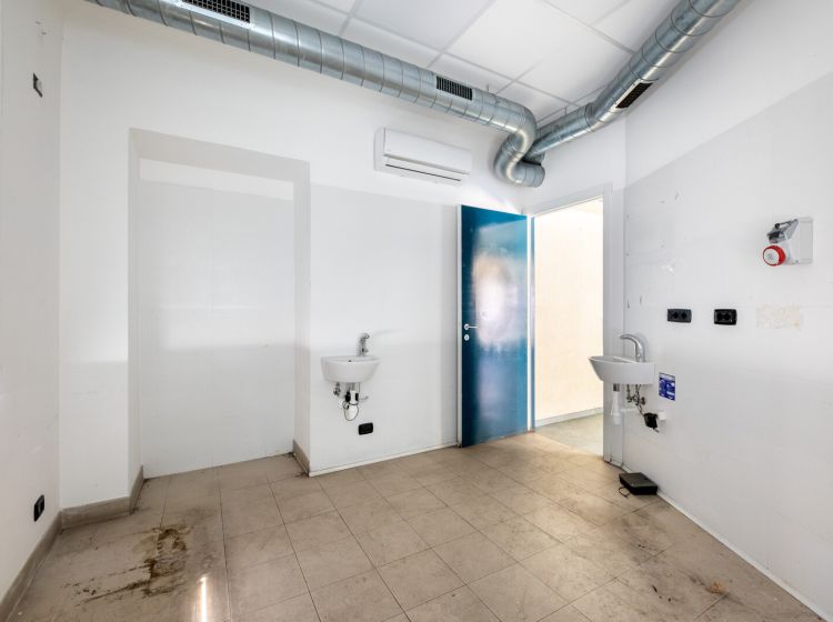 Negozio in affitto, Largo Ravenna  10, Bologna, Roma