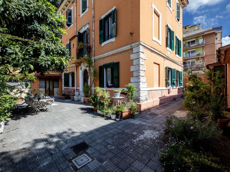 Mansarda in vendita, via Luigi Tosti  27, Appio Latino, Roma