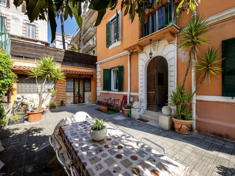 Mansarda in vendita, via Luigi Tosti  27, Appio Latino, Roma