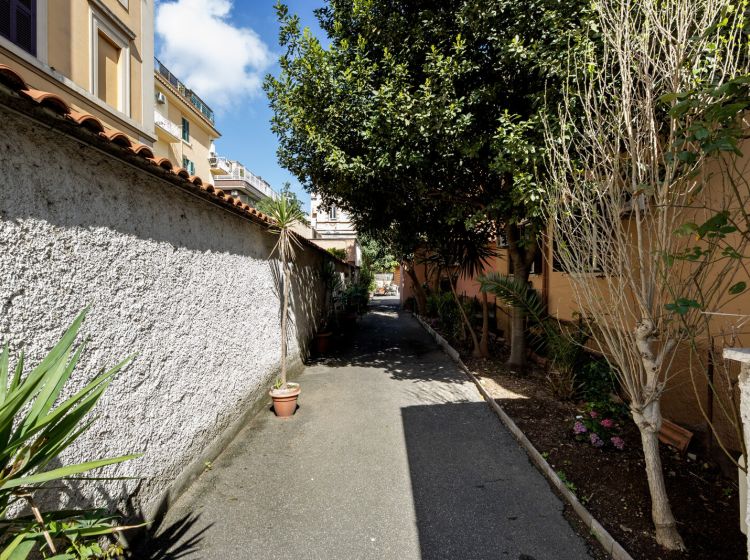 Mansarda in vendita, via Luigi Tosti  27, Appio Latino, Roma
