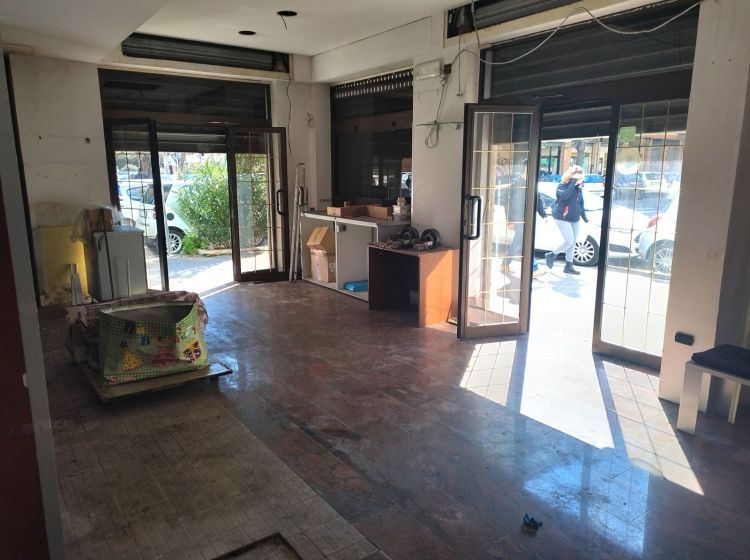 Negozio in affitto, via dei Traghetti  40, Lido di Ostia, Roma