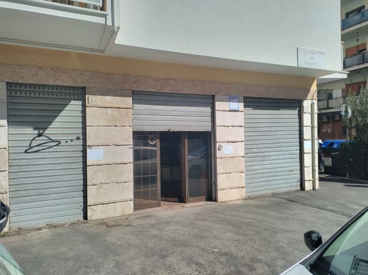 Negozio in affitto, via dei Traghetti  40, Lido di Ostia, Roma