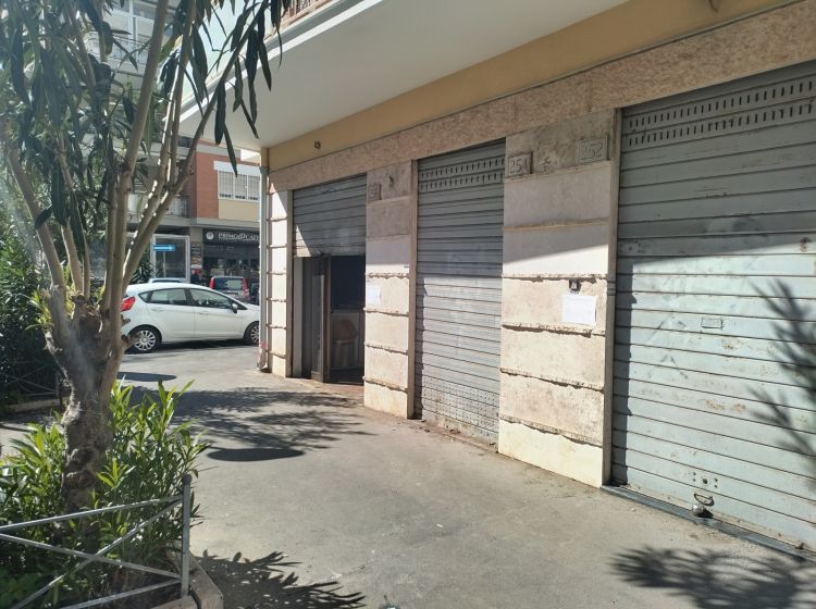 Negozio in affitto, via dei Traghetti  40, Lido di Ostia, Roma