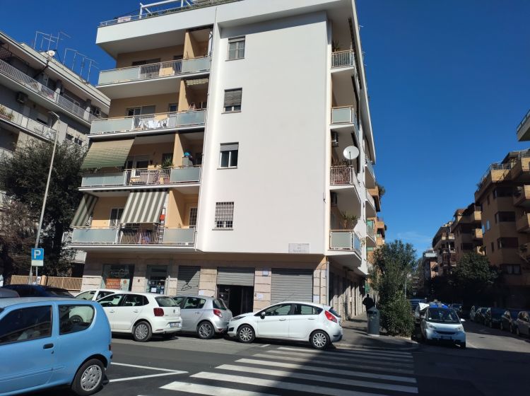 Negozio in affitto, via dei Traghetti  40, Lido di Ostia, Roma