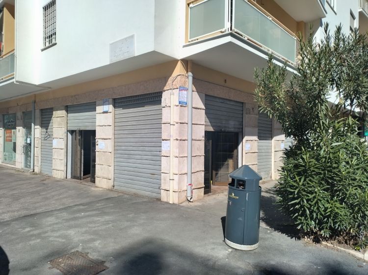 Negozio in affitto, via dei Traghetti  40, Lido di Ostia, Roma