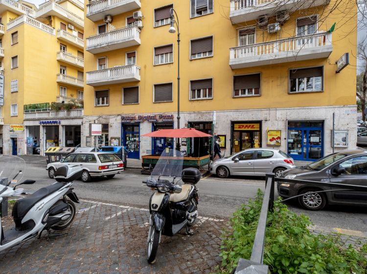 Attività / Licenza in vendita, viale Ippocrate  67, Bologna, Roma