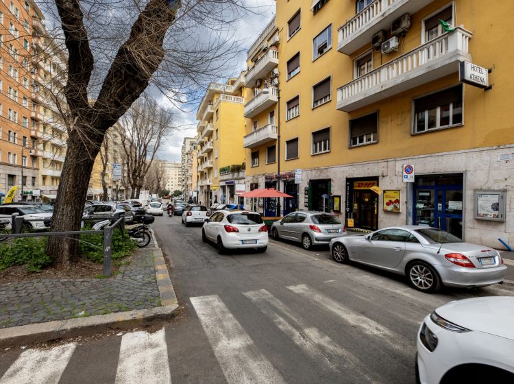 Attività / Licenza in vendita, viale Ippocrate  67, Bologna, Roma