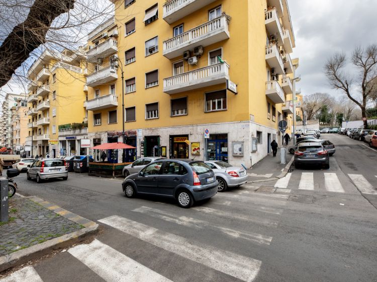 Attività / Licenza in vendita, viale Ippocrate  67, Bologna, Roma