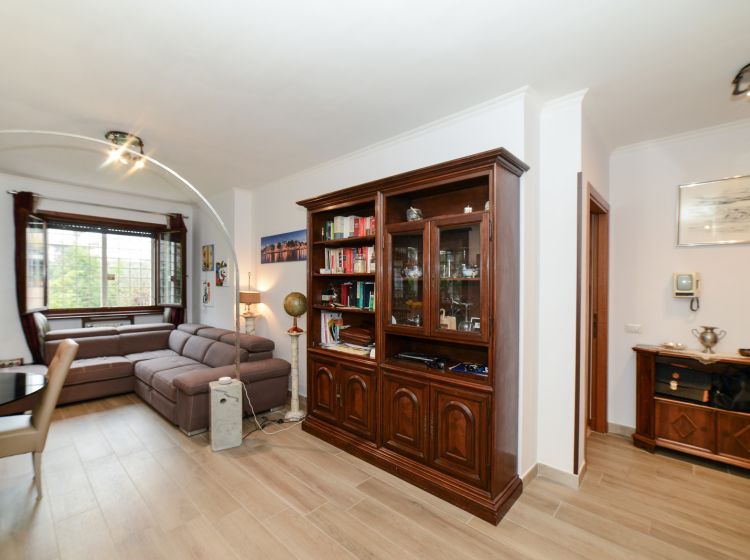 Trilocale in vendita, via Saronno  74, Valle Muricana, Roma
