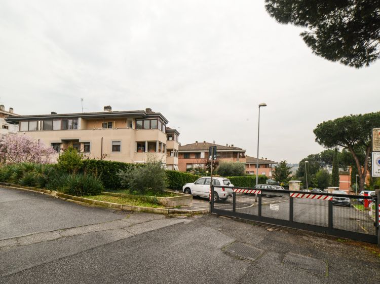 Trilocale in vendita, via Saronno  74, Valle Muricana, Roma
