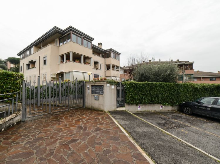 Trilocale in vendita, via Saronno  74, Valle Muricana, Roma