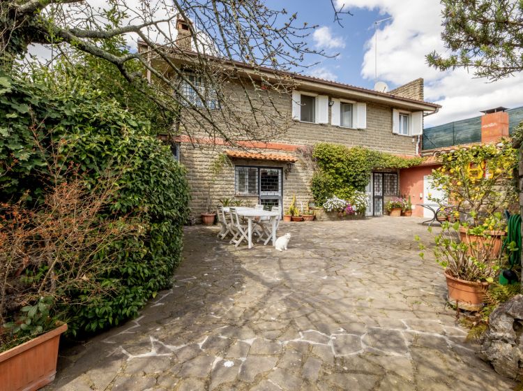 Villa in vendita, via Canale, Manziana