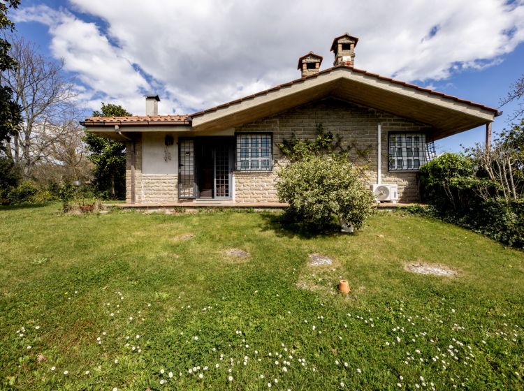 Villa in vendita, via Canale, Manziana