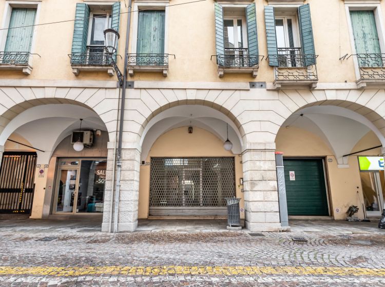 Negozio in vendita, via Dante Alighieri 45, Ponte Molino, Padova