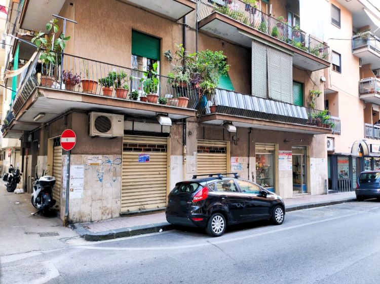 Negozio in affitto, via Francesco Crispi  44, Carmine, Salerno