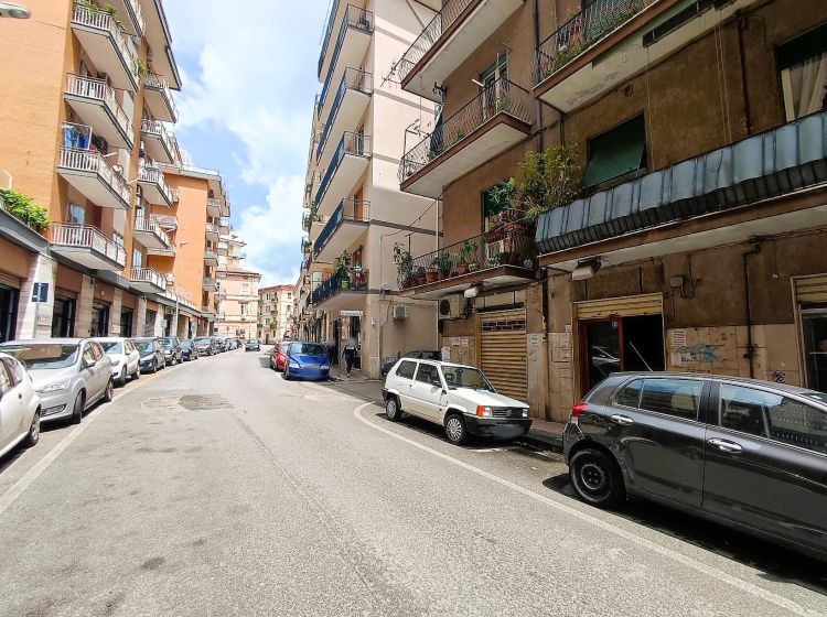 Negozio in affitto, via Francesco Crispi  44, Carmine, Salerno
