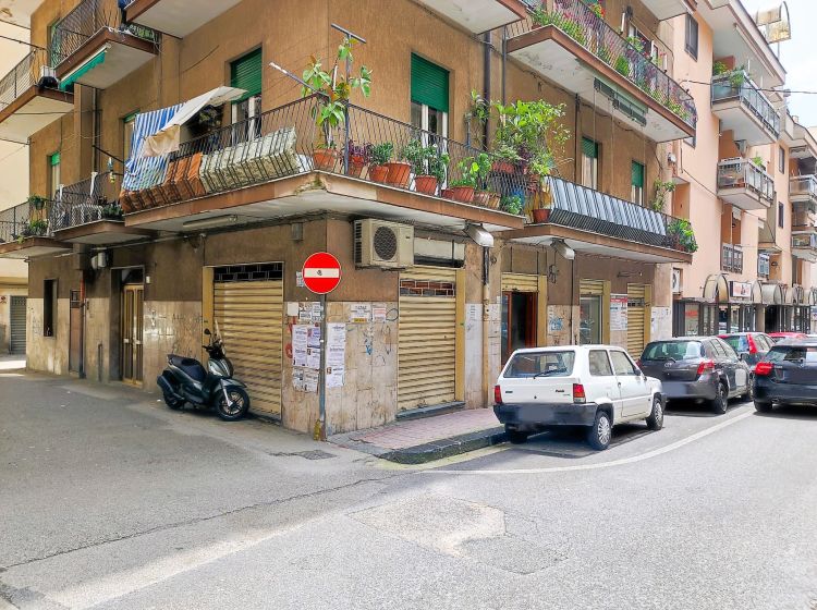 Negozio in affitto, via Francesco Crispi  44, Carmine, Salerno
