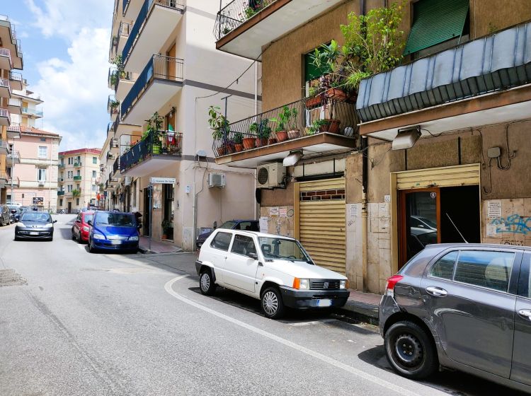 Negozio in affitto, via Francesco Crispi  44, Carmine, Salerno