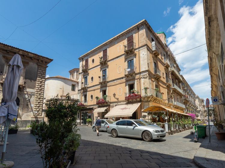 Trilocale in vendita, via Collegiata, Centro Storico, Catania