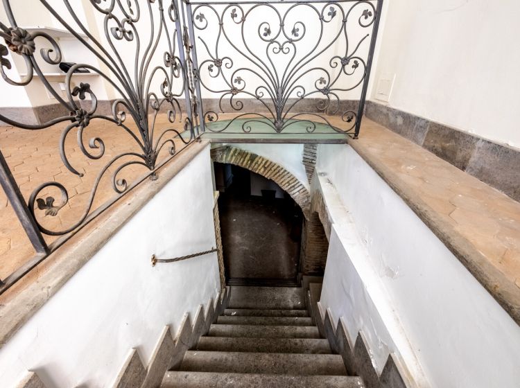 Negozio in vendita, Vicolo delle Grotte  45, Centro Storico, Roma