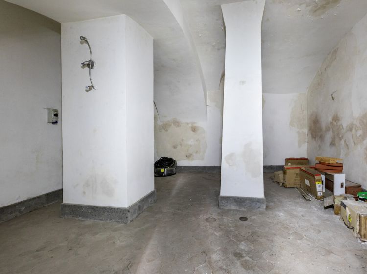 Negozio in vendita, Vicolo delle Grotte  45, Centro Storico, Roma