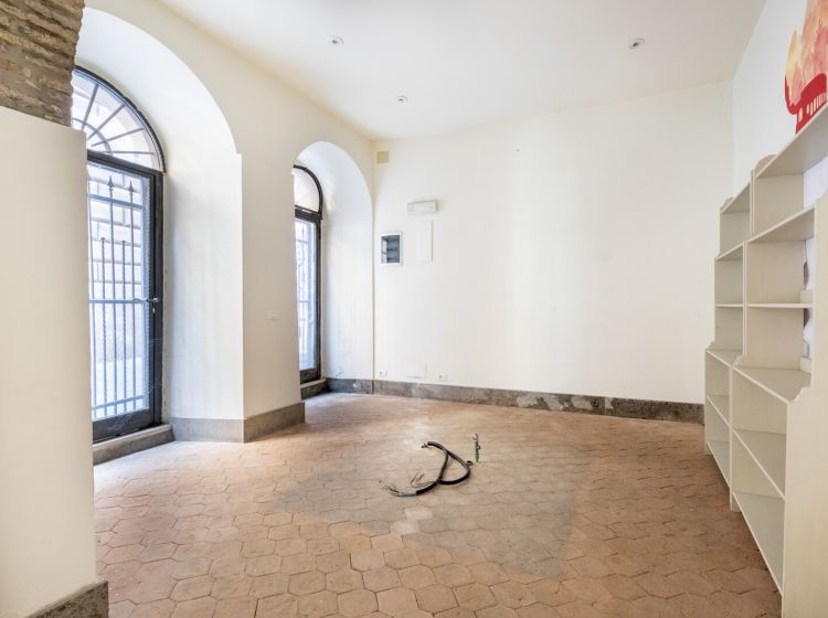 Negozio in vendita, Vicolo delle Grotte  45, Centro Storico, Roma