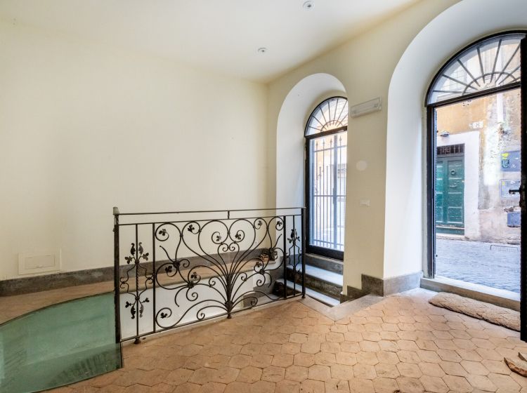 Negozio in vendita, Vicolo delle Grotte  45, Centro Storico, Roma