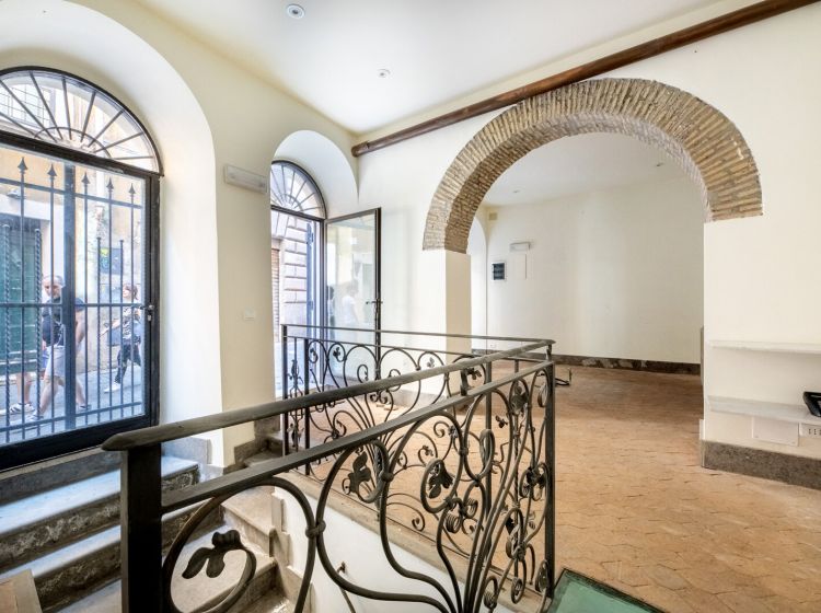 Negozio in vendita, Vicolo delle Grotte  45, Centro Storico, Roma