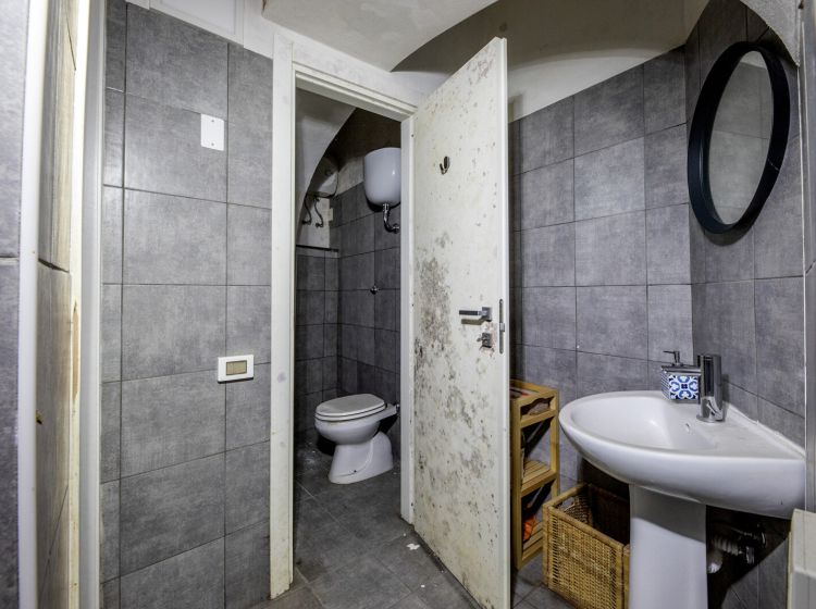 Negozio in vendita, Vicolo delle Grotte  45, Centro Storico, Roma