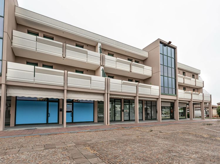 Negozio in vendita, via Salvo D&#039;Acquisto, Campagna Lupia