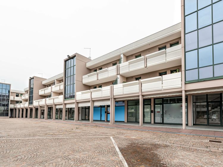 Negozio in vendita, via Salvo D&#039;Acquisto, Campagna Lupia
