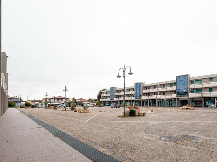 Negozio in vendita, via Salvo D&#039;Acquisto, Campagna Lupia