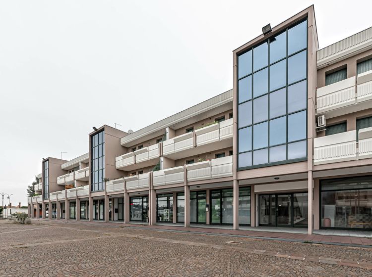 Negozio in vendita, via Salvo D&#039;Acquisto, Campagna Lupia