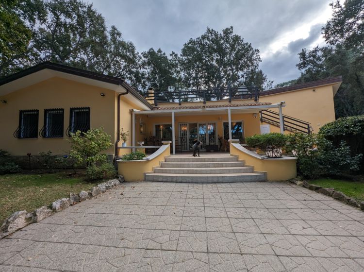 Villa in vendita, viale dei Pini  1, Sabaudia