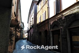 Appartamento in vendita, via Roma  17, Acquapendente