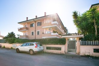 Trilocale in vendita, via Lino Liviabella  99, Infernetto, Roma