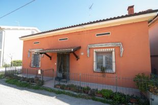 Villa in vendita, via Lenze  13, Lucrezia, Cartoceto