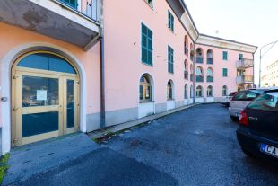 Negozio in vendita, via Teglia  89, Rivarolo, Genova