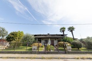 Villa in vendita, via E. H. Grieg, Centro, Saronno