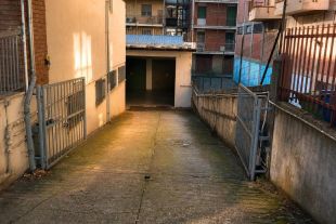 Box / Garage in vendita, viale Montello  13, Centro storico, Mantova