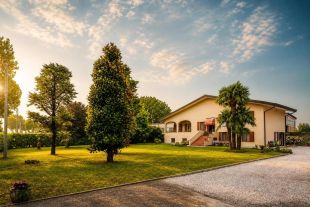 Villa in vendita, via Giacomo Leopardi  42, Correzzola