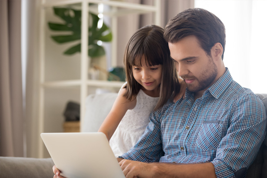 Padre cerca una casa su internet per la propria figlia